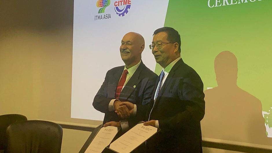 ITMA ASIA + CITME, Singapore 2025 will be held at the Singapore Expo from October 28-31, 2025. Ernesto Maurer and Gu Ping signing the contract.