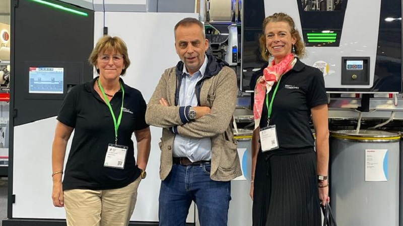(L-to-R) Claudia Van Bonn (Editor-in-Chief, TextileTechnology), Uwe Rondé (Saurer) and Mechthild Maas (TextileTechnology) at the ITMA 2023 