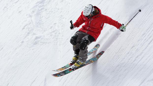 Skiunterwäsche ist ein wichtiger Bestandteil der Ausrüstung. Sie kann vor gefährlichen Schnittverletzungen schützen. Foto: Oleksandr Pyrohov auf Pixabay