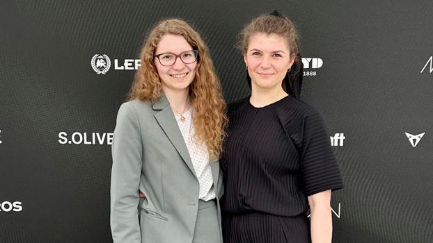 Die beiden Preisträgerinnen Nadine Bullerdiek (l.) und Antonia Dannenberg (Source: HS Niederrhein)
